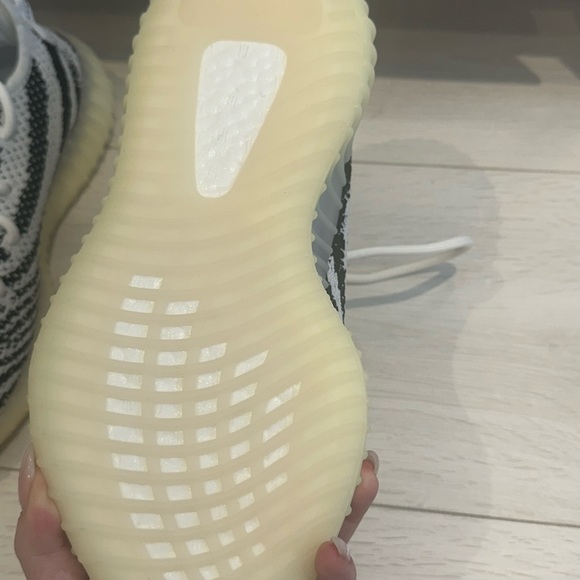 Brand new Yeezy 350 zebra - Picture 3 of 6